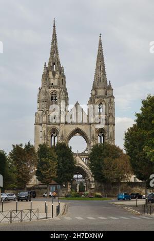 Die gotische Ruinenfassade der Abtei Saint-Jean-des-Vignes (Abbaye Saint-Jean-des-Vignes) in Soissons, Frankreich. Die Bauarbeiten an der Westfassade begannen im 12th. Jahrhundert, aber die Kirche wurde nie fertiggestellt. Stockfoto