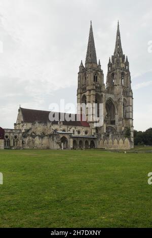 Ruinen der Abtei Saint-Jean-des-Vignes (Abbaye Saint-Jean-des-Vignes) in Soissons, Frankreich. Die Bauarbeiten begannen im 12th. Jahrhundert, aber die Abtei und die Kirche wurden nie abgeschlossen. Stockfoto