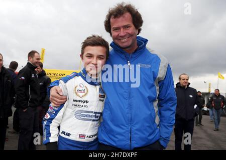 Lando Norris (GBR), der aktuelle Fahrer der McLaren Formel 1, feiert den Sieg der MSA Formula Championship im Jahr 2015 Stockfoto