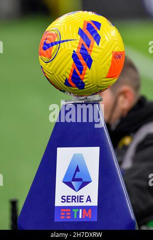 Mailand, Italien. 21st. November 2021. Der Spielball von Nike ist bereit für das Spiel zwischen Inter und Napoli in der Serie A bei Giuseppe Meazza in Mailand. (Foto: Gonzales Photo/Alamy Live News Stockfoto