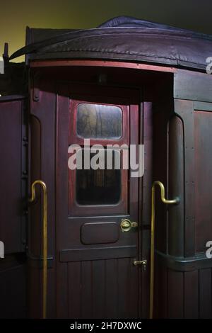 Detail der Nachbildung des Compiègne Wagon, wo der Waffenstillstand vom 11. November 1918, der den Ersten Weltkrieg beendete, unterzeichnet wurde, ist im Waffenstillstandsmuseum auf dem Boden der Waffenstillstandsglade im Wald von Compiègne (Forêt de Compiègne) in der Nähe von Compiègne in Frankreich ausgestellt. Das Original des Compiègne Wagon wurde im April 1945 während des Zweiten Weltkriegs in Brand gesteckt Stockfoto