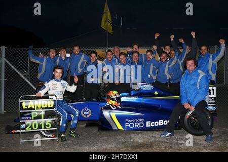 Lando Norris (GBR), der aktuelle Fahrer der McLaren Formel 1, feiert den Sieg der MSA Formula Championship im Jahr 2015 Stockfoto