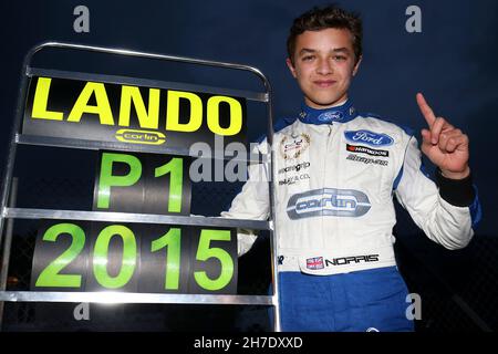 Lando Norris (GBR), der aktuelle Fahrer der McLaren Formel 1, feiert den Sieg der MSA Formula Championship im Jahr 2015 Stockfoto