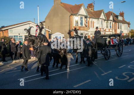 SOUTHEND ON SEA, GBR. NOVEMBER 22ND. Mitglieder der Öffentlichkeit richten die Straßen vor der Iveagh Hall der Southend West Conservative Association aus, um als Pferdewagen, der am Montag, dem 22nd. November 2021, den Sarg des ermordeten Abgeordneten Sir David Amess aus Southend West trägt, ihren Respekt zu zollen. (Kredit: Lucy North | MI News) Kredit: MI Nachrichten & Sport /Alamy Live News Stockfoto