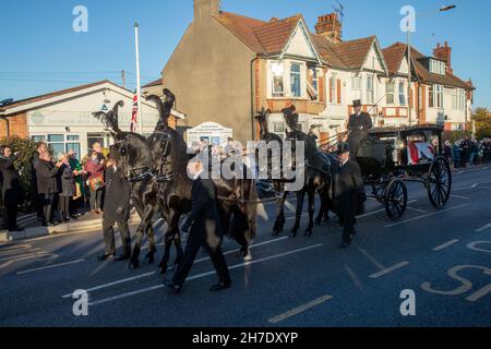 SOUTHEND ON SEA, GBR. NOVEMBER 22ND. Mitglieder der Öffentlichkeit richten die Straßen vor der Iveagh Hall der Southend West Conservative Association aus, um als Pferdewagen, der am Montag, dem 22nd. November 2021, den Sarg des ermordeten Abgeordneten Sir David Amess aus Southend West trägt, ihren Respekt zu zollen. (Kredit: Lucy North | MI News) Kredit: MI Nachrichten & Sport /Alamy Live News Stockfoto