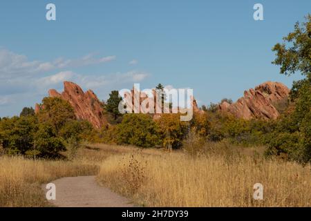 Ein Wanderweg führt an Felsformationen im Roxborough State Park in Colorado vorbei. Stockfoto