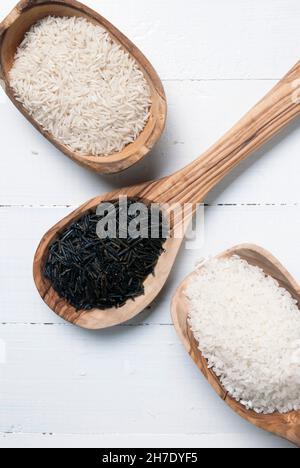 Drei verschiedene Reissorten auf Holzlöffeln Stockfoto