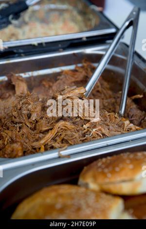 Zutaten für zerrissene Schweinebraten in Metallbehältern an einem Fast-Food-Stand Stockfoto