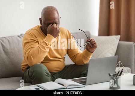 Älterer Mann, Der Nasenrücken Reibt, Hat Augenprobleme Und Kopfschmerzen Im Freien Stockfoto