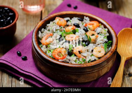 Limettenreis mit Garnelen, schwarzen Bohnen und Koriander Stockfoto