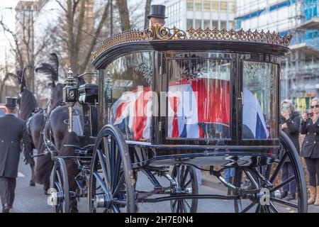 22nd. November 2021. Southend on Sea, Großbritannien. Ein von Pferden gezogener Leichenwagen trägt den Sarg des ermordeten Abgeordneten von Southend West, Sir David Amess. Der Leichenwagen nimmt einen Weg durch die Straßen der Stadt, so dass die Menschen ihre letzte Ehre erweisen können. In der St. Mary’s Church, Prittlewell, wird eine Gedenkfeier stattfinden, die von Reverend Paul Mackay und Rev. Monsignore Kevin William Hale geleitet wird, bevor der Leichenwagen in die Kapelle der Ruhe zurückkehrt. Penelope Barritt/Alamy Live News Stockfoto