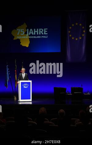 Koblenz, Deutschland. 22nd. November 2021. Hendrik Hering (SPD), Präsident des Landtags Rheinland-Pfalz, spricht bei der Feier zum 75th. Jahrestag der Rheinland-pfälzischen Landesverfassung im Stadttheater Koblenz. Quelle: Thomas Frey/dpa/Alamy Live News Stockfoto