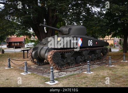 Denkmal zum Zweiten Weltkrieg Französischer Panzer Sherman Typ M4/A4 Renard vor der Stadtmauer in Kientzheim, Elsass, Frankreich Stockfoto