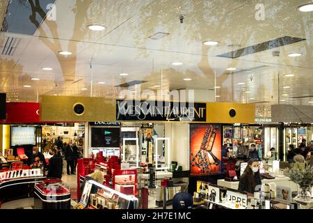 Spanien. 20th. November 2021. Am 20. November 2021 ist ein Yves Saint Laurent Modegeschäft in einem Einkaufszentrum im Zentrum von Barcelona, Spanien, zu sehen. (Foto von Davide Bonaldo/Sipa USA) Quelle: SIPA USA/Alamy Live News Stockfoto