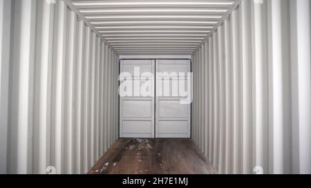 Große weiße Metalltür und Wellpappe aus weißem Metall mit Holzboden. Nahaufnahme Stockfoto