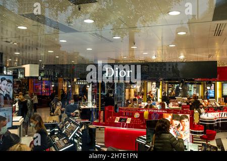 Spanien. 20th. November 2021. Am 20. November 2021 ist ein Dior-Modegeschäft in einem Einkaufszentrum im Uptown Barcelona, Spanien, zu sehen. (Foto von Davide Bonaldo/Sipa USA) Quelle: SIPA USA/Alamy Live News Stockfoto