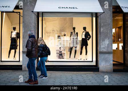 Spanien. 20th. November 2021. Am 20. November 2021 laufen die Menschen an einem Chanel-Modegeschäft in der Straße Passeig de Gracia im Zentrum von Barcelona, Spanien, vorbei. (Foto von Davide Bonaldo/Sipa USA) Quelle: SIPA USA/Alamy Live News Stockfoto