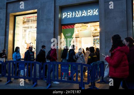 Spanien. 20th. November 2021. Am 20. November 2021 stehen Menschen vor einem Primark-Modeladen in der Straße Passeig de Gracia im Uptown von Barcelona, Spanien, Schlange. (Foto von Davide Bonaldo/Sipa USA) Quelle: SIPA USA/Alamy Live News Stockfoto