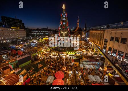 Dortmund, Deutschland. 22nd. November 2021. Am Weihnachtsmarkt steht der 45 Meter hohe XL-Weihnachtsbaum, der aus rund 1600 Sauerlandfichten zu einem der größten Weihnachtsbäume der Welt zusammengesetzt wurde. Im vergangenen Jahr war der Baum Tage nach Baubeginn aufgrund von Korona abgebaut worden. Quelle: Bernd Thissen/dpa/Alamy Live News Stockfoto