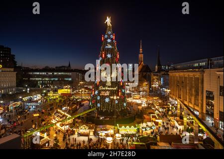 Dortmund, Deutschland. 22nd. November 2021. Am Weihnachtsmarkt steht der 45 Meter hohe XL-Weihnachtsbaum, der aus rund 1600 Sauerlandfichten zu einem der größten Weihnachtsbäume der Welt zusammengesetzt wurde. Im vergangenen Jahr war der Baum Tage nach Baubeginn aufgrund von Korona abgebaut worden. Quelle: Bernd Thissen/dpa/Alamy Live News Stockfoto