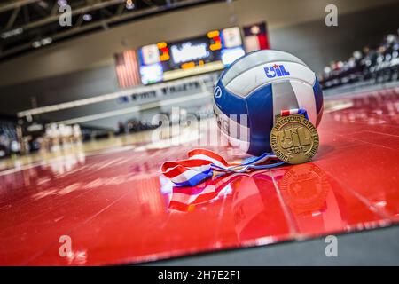 Garland, Texas, USA. 19th. November 2021. Vor dem Halbfinale der Texas University Interscholastic League (UIL) der Klasse 5A zwischen den Manvel Mavericks und den Lucas Lovejoy Leopards im Curtis Culwell Center in Garland, Texas, liegt auf dem Platz ein Volleyball- und Medaillenplatz. Prentice C. James/CSM/Alamy Live News Stockfoto