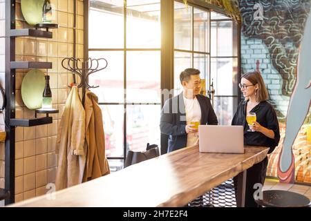 Freunde unterhalten sich und trinken Bier in der Bar Stockfoto