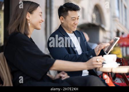 Geschäftsfrau und Geschäftsmann im Café im Freien Stockfoto