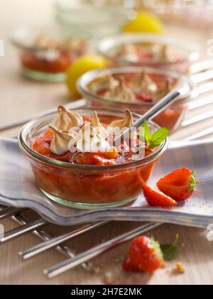 Erdbeer- und Rhabarberkompott mit Baiser-Tropfen Stockfoto