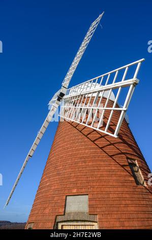 Halnaker Mill ist eine alte, stillgelegte Windmühle mit vier Segeln, die einst für Mais verwendet wurden und auf dem Halnaker Hill in der Nähe von Chichester, West Sussex, England, sitzt. Stockfoto