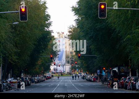 Straßen, Straßen und Autobahnen in Madrid sind von Autos leer, während einige Leute mit der Ampel laufen, in Spanien. Europa. Horizontale Fotografie. Stockfoto