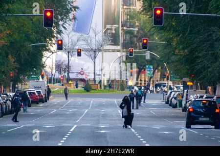 Straßen, Straßen und Autobahnen in Madrid sind von Autos leer, während einige Leute mit der Ampel laufen, in Spanien. Europa. Horizontale Fotografie. Stockfoto