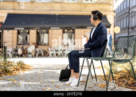 Verworaufter Geschäftsmann, der im Freien an einem Laptop arbeitet Stockfoto