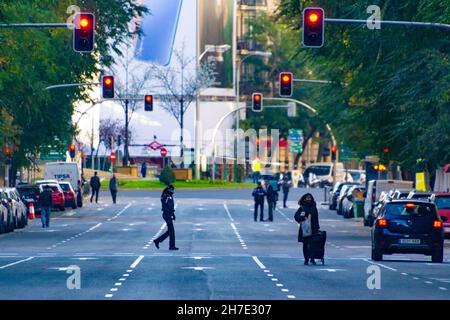 Straßen, Straßen und Autobahnen in Madrid sind von Autos leer, während einige Leute mit der Ampel laufen, in Spanien. Europa. Horizontale Fotografie. Stockfoto