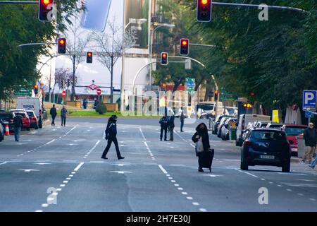 Straßen, Straßen und Autobahnen in Madrid sind von Autos leer, während einige Leute mit der Ampel laufen, in Spanien. Europa. Horizontale Fotografie. Stockfoto