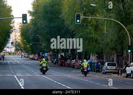 Straßen, Straßen und Autobahnen in Madrid sind von Autos leer, während einige Leute mit der Ampel laufen, in Spanien. Europa. Horizontale Fotografie. Stockfoto