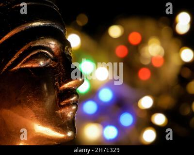 Vorderseite einer Bronze- und Goldstatue aus Metall eines ägyptischen Pharao Stockfoto