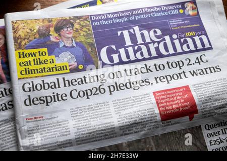 Guardian Climate Crisis newspaper headline 'Globale Erwärmung auf Kurs zu Top 2,4C trotz Cop26 Versprechen, Bericht warnsl' 10. November 2021 London UK Stockfoto