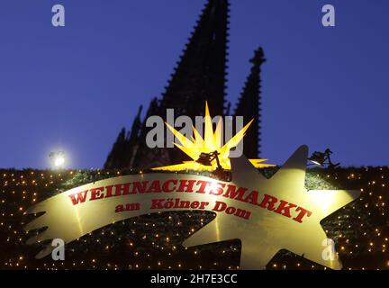 Köln, Deutschland. 22nd. November 2021. Am Eingang zum Weihnachtsmarkt am Roncalliplatz in der Nähe des Doms hängt ein Stern. Die Weihnachtsmärkte in Köln sind nach den Regeln von 2G für Besucher geöffnet. Quelle: Oliver Berg/dpa/Alamy Live News Stockfoto