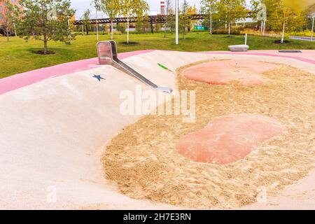 Kinder rosa Spielplatz neuen modernen Stil minimalistisches Design Hof architecture.Concept neue Generation Straße Spielplatz Stockfoto