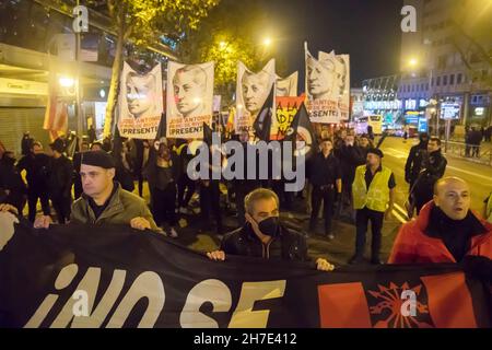 Madrid, Spanien. 19th. November 2021. Die extreme Rechte in Spanien hat anlässlich des 20-N ein Wochenende voller nostalgischer Acts vorbereitet Dutzende Falangisten haben diesen Freitag, den 19. November, in den Straßen von Madrid anlässlich des 20-N demonstriert Das Datum, das mit dem 85th. Jahrestag des Mordes an Jose Antonio Primo de Rivera zusammenfällt, wird jedes Jahr zu einer Erhöhung der Symbole und vorkonstitutionellen Proklamationen. (Foto von Alberto Sibaja/Pacific Press/Sipa USA) Quelle: SIPA USA/Alamy Live News Stockfoto