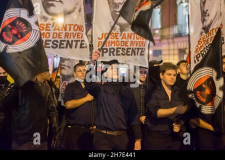 Madrid, Spanien. 19th. November 2021. Die extreme Rechte in Spanien hat anlässlich des 20-N ein Wochenende voller nostalgischer Acts vorbereitet Dutzende Falangisten haben diesen Freitag, den 19. November, in den Straßen von Madrid anlässlich des 20-N demonstriert Das Datum, das mit dem 85th. Jahrestag des Mordes an Jose Antonio Primo de Rivera zusammenfällt, wird jedes Jahr zu einer Erhöhung der Symbole und vorkonstitutionellen Proklamationen. (Foto von Alberto Sibaja/Pacific Press/Sipa USA) Quelle: SIPA USA/Alamy Live News Stockfoto