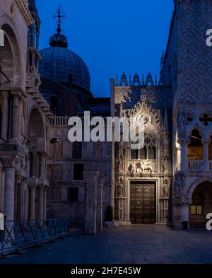 Leerer Markusplatz und beleuchtete Basilika am frühen Morgen, Venedig, Italien Stockfoto