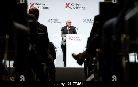 Berlin, Deutschland. 22nd. November 2021. Bundespräsident Frank-Walter Steinmeier spricht bei einer festlichen Veranstaltung der Körber-Stiftung zum 60th-jährigen Bestehen der Bergedorf-Diskussionsgruppe im Rahmen des Berliner Außenpolitikforums. Quelle: Bernd von Jutrczenka/dpa/Alamy Live News Stockfoto