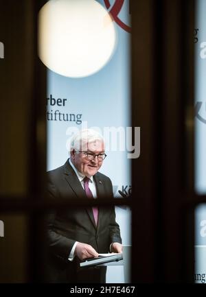 Berlin, Deutschland. 22nd. November 2021. Bundespräsident Frank-Walter Steinmeier spricht bei einer festlichen Veranstaltung der Körber-Stiftung zum 60th-jährigen Bestehen der Bergedorf-Diskussionsgruppe im Rahmen des Berliner Außenpolitikforums. Quelle: Bernd von Jutrczenka/dpa/Alamy Live News Stockfoto