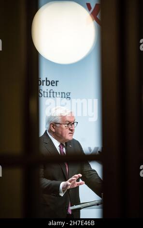 Berlin, Deutschland. 22nd. November 2021. Bundespräsident Frank-Walter Steinmeier spricht bei einer festlichen Veranstaltung der Körber-Stiftung zum 60th-jährigen Bestehen der Bergedorf-Diskussionsgruppe im Rahmen des Berliner Außenpolitikforums. Quelle: Bernd von Jutrczenka/dpa/Alamy Live News Stockfoto