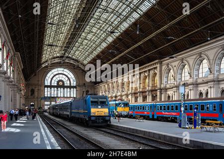Budapest, Ungarn, 02. Juli: Am 02. Juli 2018 erwarten Einwohner und Besucher der Stadt Budapest auf dem inneren Bahnsteig des Bahnhofs Keleti einen Zug. Stockfoto