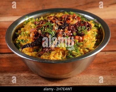 Dal khichdi oder Khichadi, leckere indische Rezept serviert in Schüssel über rustikalen Holzhintergrund, das Essen aus Dal und Reis mit ganzen Gewürzen kombiniert, o Stockfoto