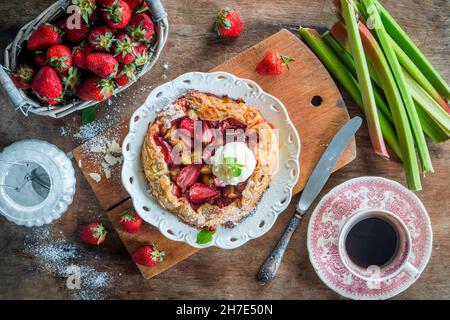 Erdbeer- und Rhabarberkuchen mit Mandeln Stockfoto