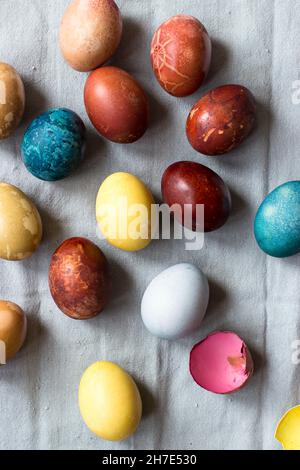 Eier, gefärbt mit natürlichen Farbstoffen: Blau - Rotkohl, gelb - Kurkuma, braun - rote Zwiebel, rot - Rüben, hellgrün - Spinat, hellbraun - Tee Stockfoto