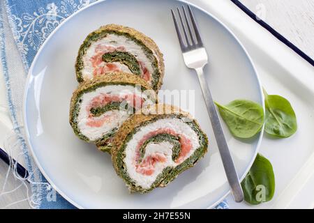 Spinatstrudel mit Lachs und Frischkäse Stockfoto